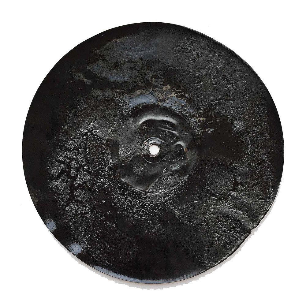 KN&Iacute;Z&Aacute;K, Milan. Untitled (Destroyed Music), disco de vinil queimado, etiqueta adesiva datada e com as iniciais do artista/burnt vinyl record, adhesive sticker initialled and dated by artist, &Oslash; 290 mm, 1979