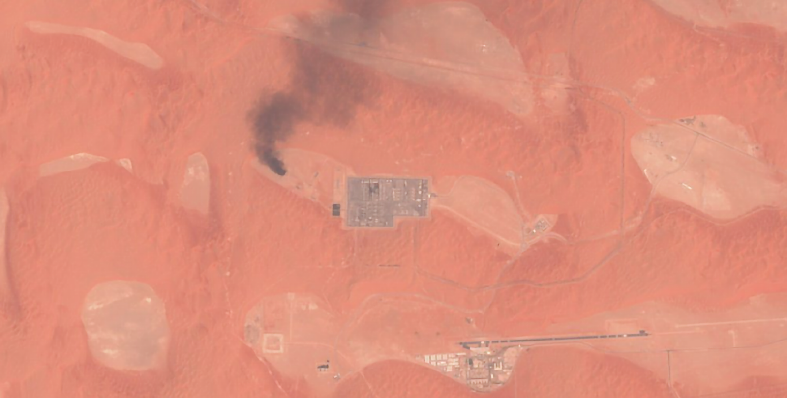 imagem colorida artificialmente, tirada pelo sat&eacute;lite Sentinel-2 da Comiss&atilde;o Europeia, processada pelo Sinergise Sentinel Hub website mostra fumo a sair da refinaria de g&aacute;s natural Shaybah, na Ar&aacute;bia Saudita, ap&oacute;s ataque por rebeldes I&eacute;menitas Houthi/false-color image from the European Commission&#39;s Sentinel-2 satellite that was processed by Sinergise&#39;s Sentinel Hub website shows smoke rising from a natural gas facility at the Shaybah oil field in Saudi Arabia after a drone attack claimed by Yemen&#39;s Houthi rebels, 17 Agosto/August 2019