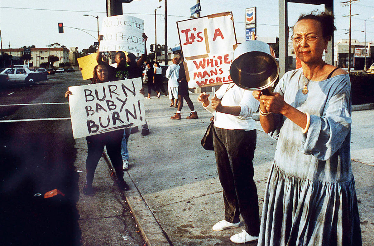 McKOY, Kirk. manifestantes ap&oacute;s o veredicto do julgamento do caso Rodney King, L.A. /Protestors after the verdict on Rodney King&#39;s assault case, in Los Angeles, Los Angeles Times, 29 Abril/April,1992