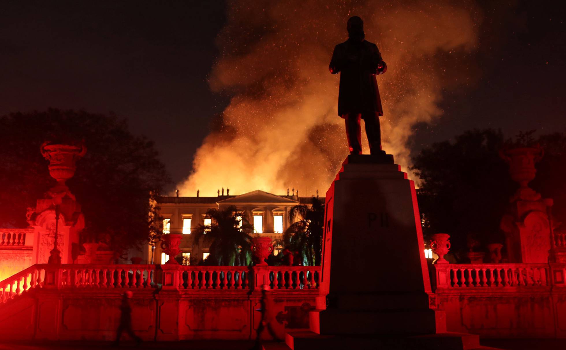 SAY&Atilde;O, Marcelo. Inc&ecirc;ndio no Museu Nacional do Rio de Janeiro (Est&aacute;tua de D. Pedro II)/Fire at the National Museum of Rio de Janeiro (Statue of D. Pedro II), fotografia/photo (EFE), 3 Setembro/September 2018