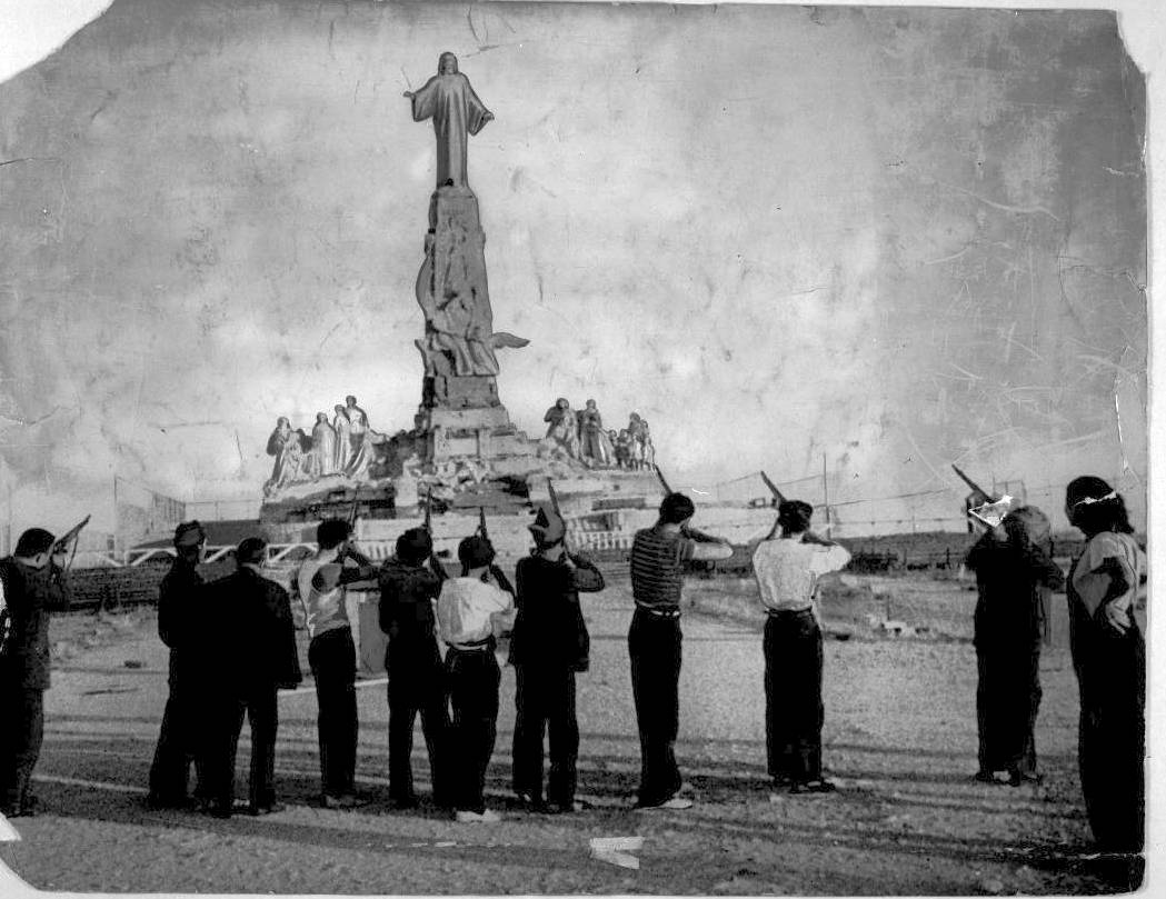 Pelot&atilde;o Comunista disparando sobre o Monumento do Sagrado Cora&ccedil;&atilde;o/Communist Squad Firing on the Monument of the Sacred Heart, fotografia tirada por representante da Paramount News-reel, no Cerro de los Angeles, Madrid, Espanha/picture taken by a Paramount News-reel representative at Cerro de los Angeles, Madrid, Spain, 1936&nbsp;