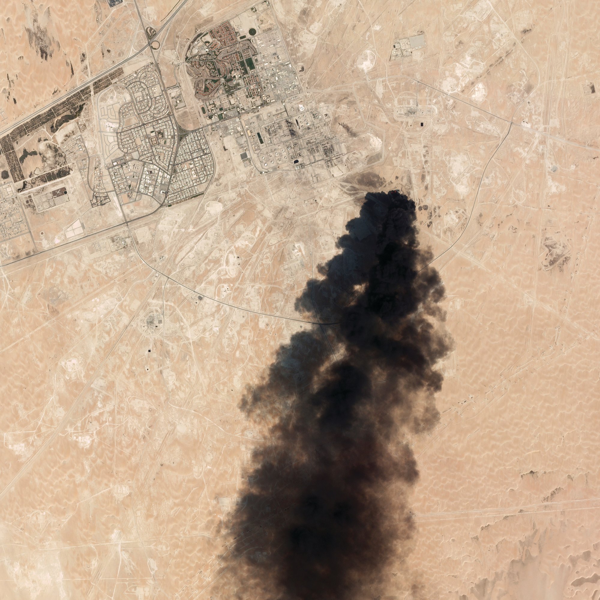 imagem de sat&eacute;lite onde s&atilde;o vis&iacute;veis os efeitos de um ataque por drones &agrave; maior refinaria de petr&oacute;leo do mundo, em Harad, Ar&aacute;bia Saudita, reivindicado por rebeldes I&eacute;menitas Houthi/a satellite image shows an apparent drone strike, claimed by Yemenite Houthi rebels, on the world&#39;s largest oil facility in Harad, Saudi Arabia, fotografia/photo Planet Labs Inc Via Reuters, 14 Setembro/September 2019