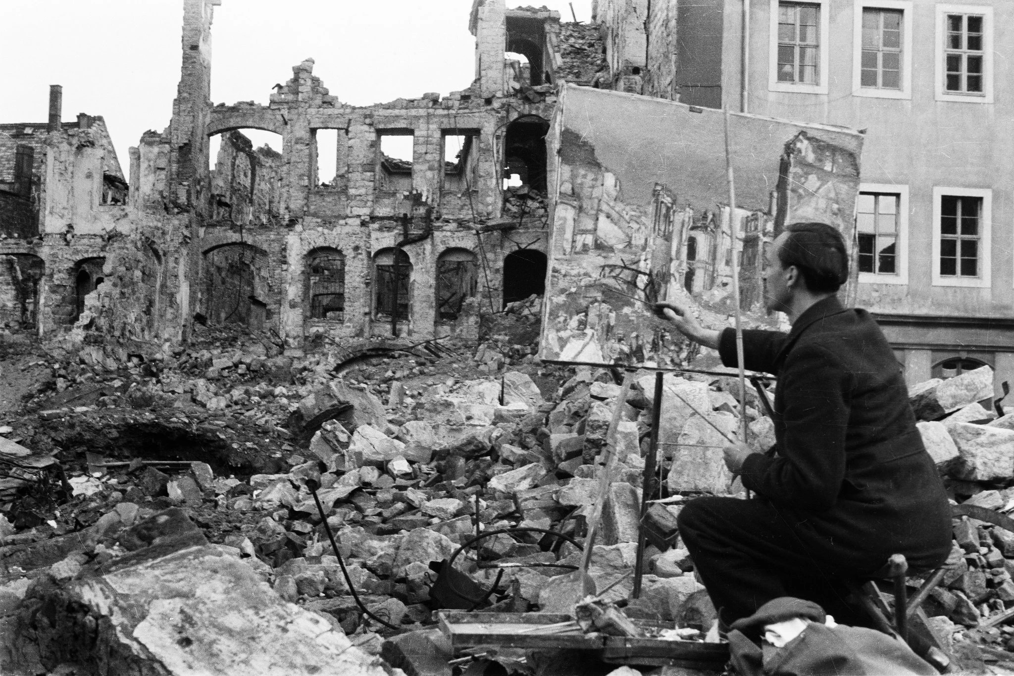 PETER Sen., Richard. o pintor Theodor Rosenhauer a trabalhar na pintura &#39;Vista do Pal&aacute;cio Japon&ecirc;s Ap&oacute;s o Bombardeamento&#39;/the painter Theodor Rosenhauer at work on &#39;View of the Japanese Palace after the Bombing&#39;, Deutsche Fotothek, Fevereiro-Setembro/February-September 1945