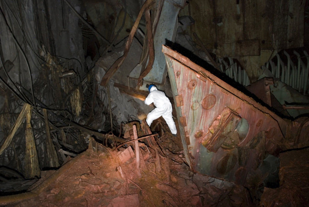 KUPNY, Alexander. Wrecked machinery in the Chernobyl sarcophagus, 2007