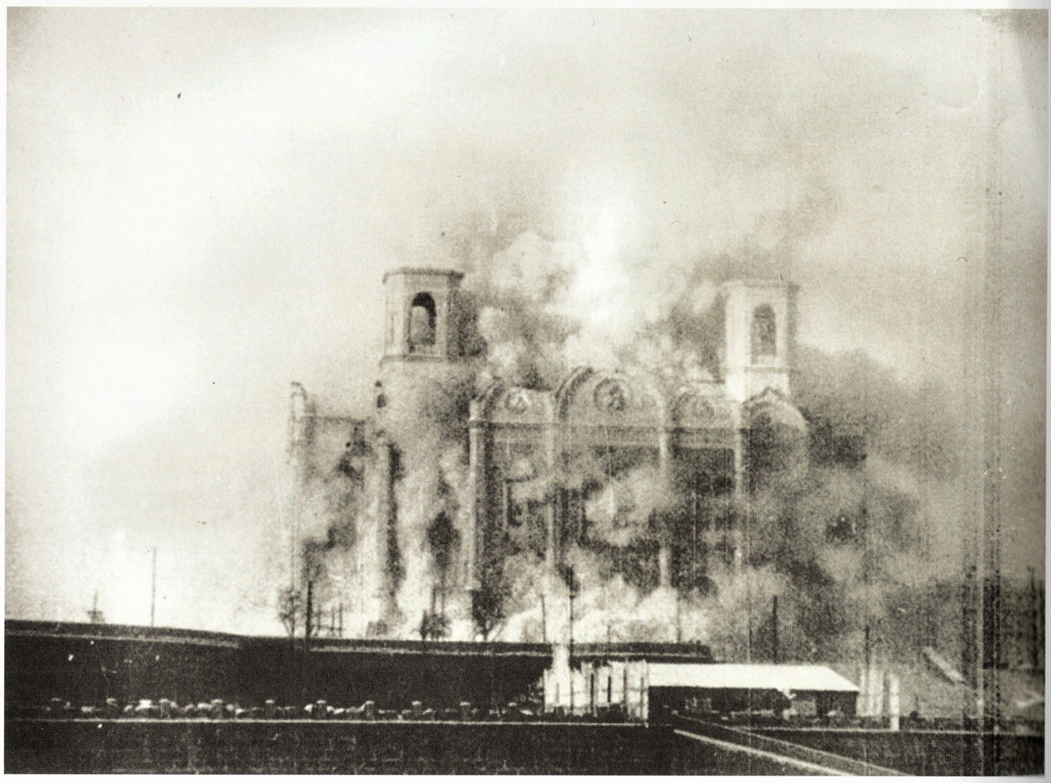 A destrui&ccedil;&atilde;o da Catedral do Cristo Salvador, Moscovo, Dezembro 1931/The destruction of the Cathedral of Christ the Saviour, Moscow, December 1931, in Godless Utopia, Fuel Publishing, 2002. p.94