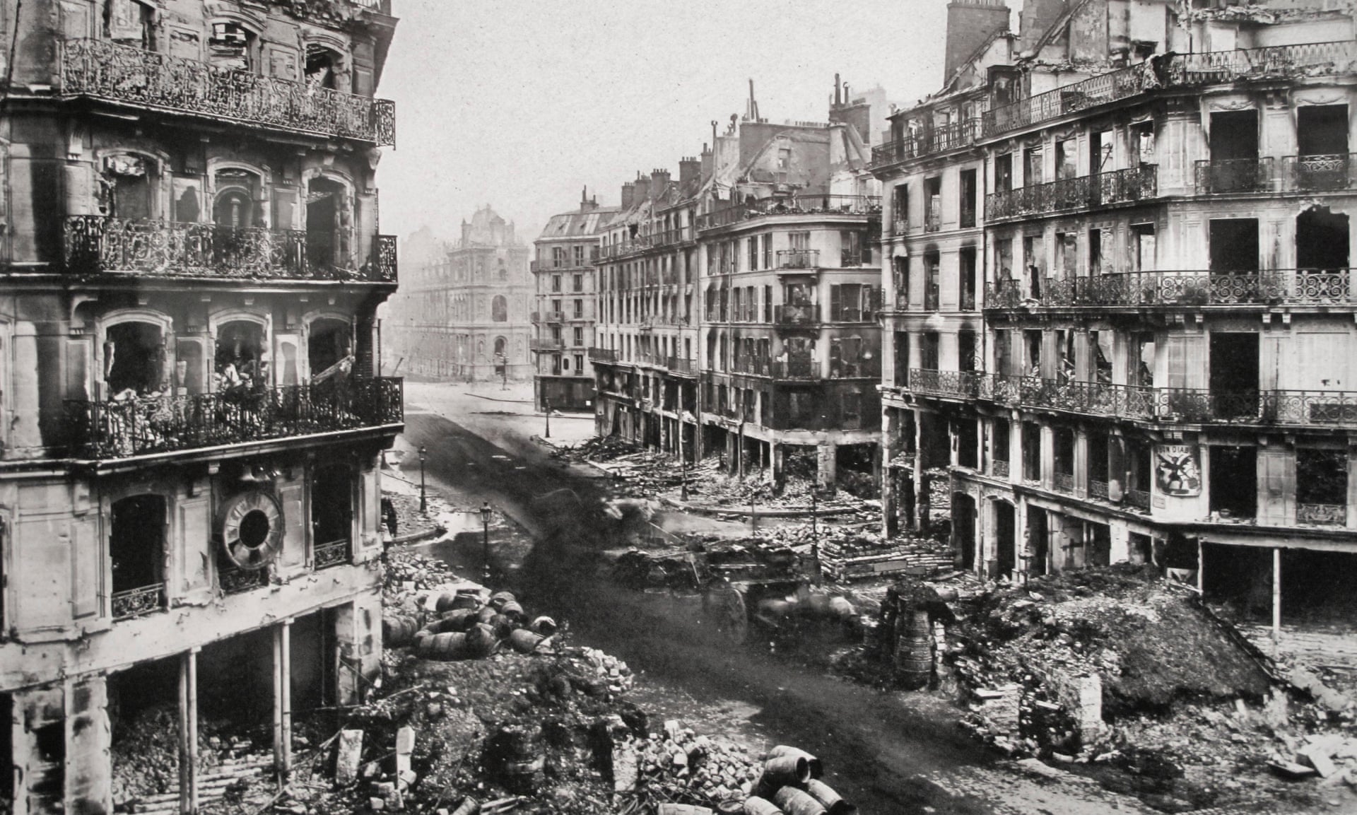 A rua de Rivoli depois dos confrontos e inc&ecirc;ndios da Comuna de Paris/The rue de Rivoli after the fights and the fires of the Paris Commune. fotografia/photograph: Niday Picture Library/Alamy, autor desconhecido/unknown author, 1871