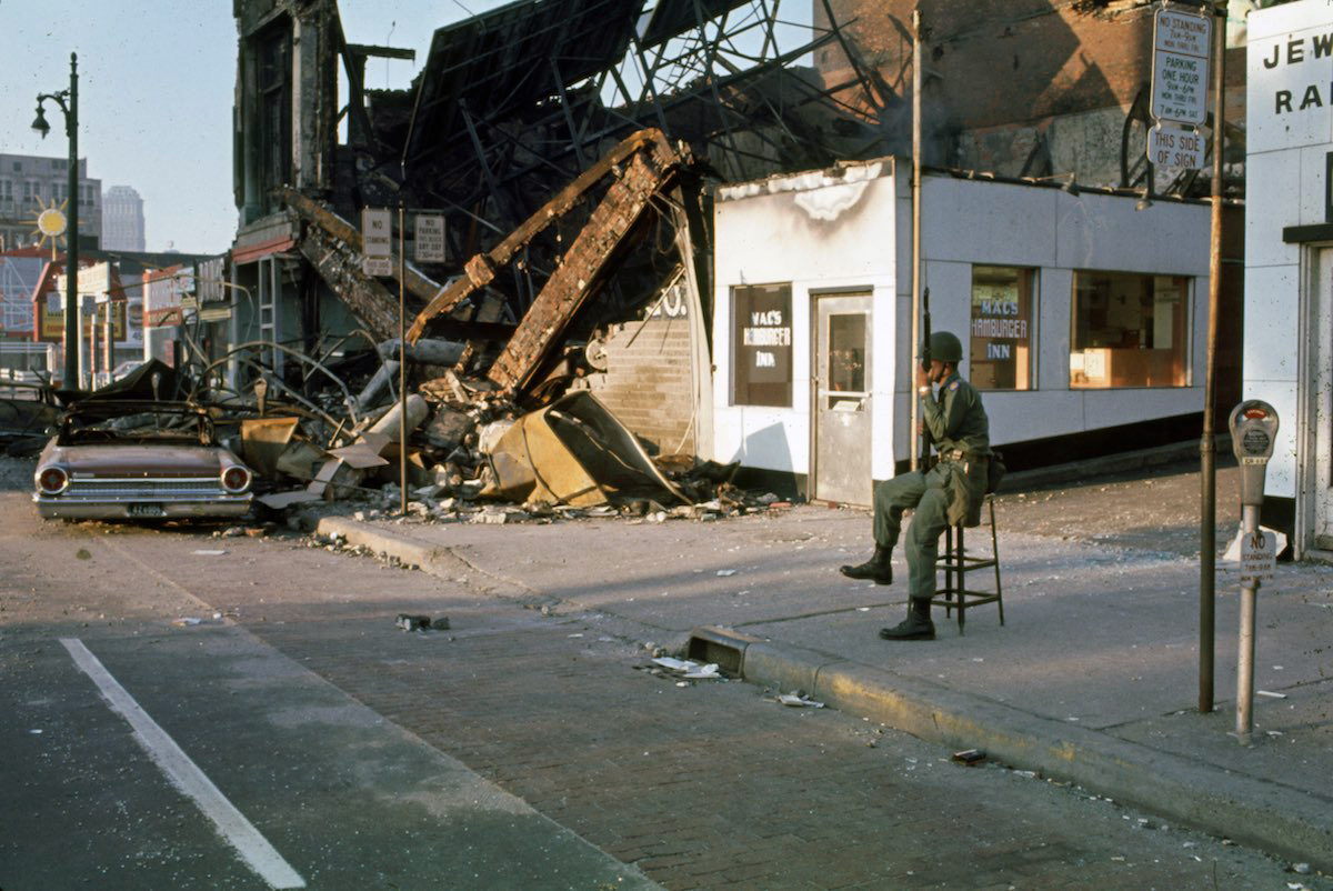 BINGHAM, Howard. National guardsman on Detroit street during race riots [Detroit Rebellion]. Detroit, Michigan, 1967, Time &amp; Life Pictures, fotografia/photograph, 1967