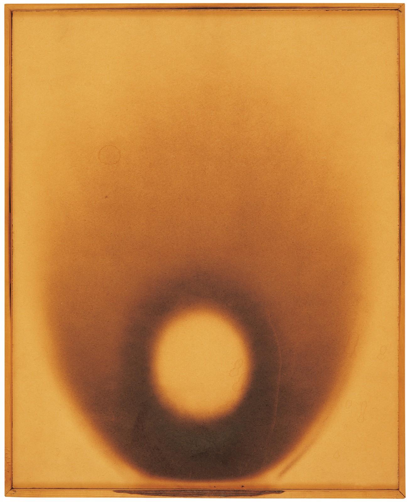 KLEIN, Yves. Peinture de Feu sans titre (F 64), cart&atilde;o queimado montado sobre tela/burnt cardboard set on canvas, 42.5 x 34.5 cm, 1962