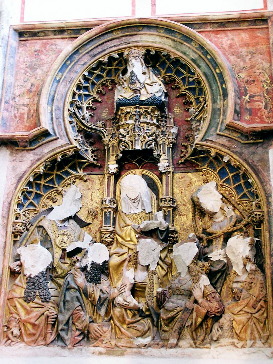 Relief statues in the Cathedral of Saint Martin, Utrecht, attacked in Reformation iconoclasm in the 16th century. imagem/photo: Arktos, 2003