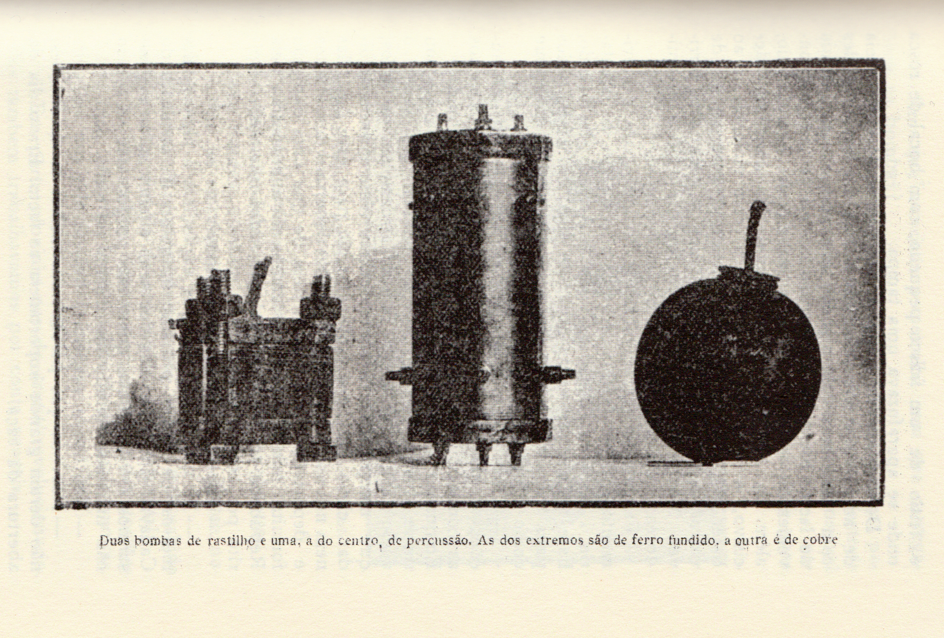 RATO, Augusto. [1910] Duas bombas de rastilho e uma, a do centro, de percuss&atilde;o. As dos extremos s&atilde;o de ferro fundido, a outra &eacute; de cobre, in Hermano Neves, Como Triumphou a Rep&uacute;blica, edi&ccedil;&atilde;o fac-similada, Letra Livre, 2010. p. 61&nbsp;