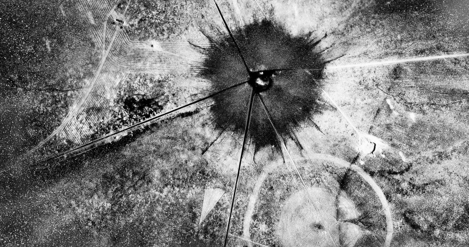 vista a&eacute;rea do local onde decorreu a primeira explos&atilde;o at&oacute;mica, na &aacute;rea de testes Trinity, no Novo M&eacute;xico. o dispositivo explodiu com uma pot&ecirc;ncia equivalente a 21,000 toneladas de TNT/An aerial view of the aftermath of the first atomic explosion at the Trinity test site in New Mexico. The device exploded with a power equivalent to 21,000 tons of TNT, fotografia/photo AP, 1945