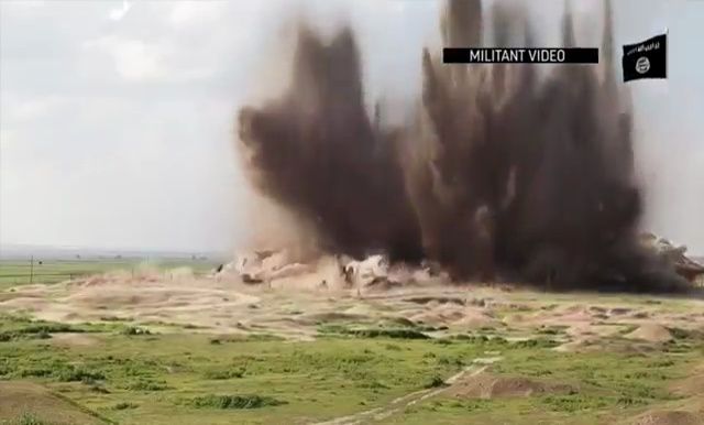 IS Group Destroys Ancient Ruins of Nimrud, AP, 01:32 mins., 12 Abril/April 2015