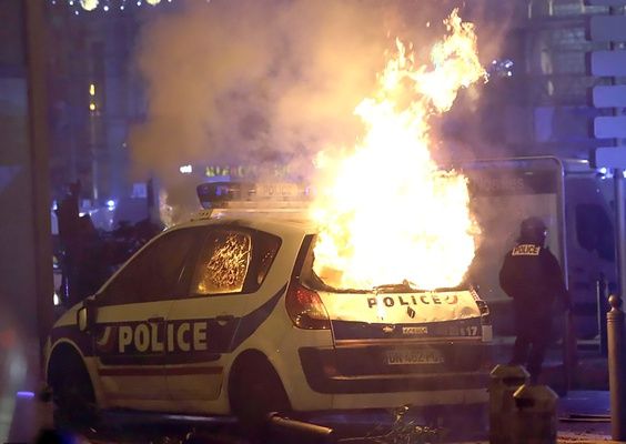 PARIS, Claude. Motins em Marselha após confrontos com a polícia nas manifestações dos Coletes Amarelos/A police car burns after clashes between police and protesters, in Marseille, southern France, AP, 2018