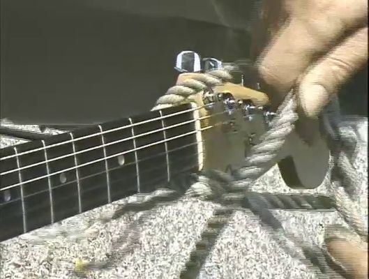 MARCLAY, Christian. Guitar Drag, video, 3:00 mins. [excerto/excerpt],1999 