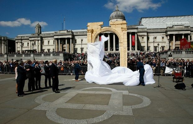 apresentação em Londres, Trafalgar Square, de recriação à escala 2:3 do Arco do Triunfo de Palmira, destruído pelo ISIS em 2015. Daqui, a réplica deveria ser exposta no Dubai, Nova Iorque, e finalmente instalada em Palmira/unveiling of scaled 2:3 recreation of Palmyra's Arch of Triumph, in London, Trafalgar Square. The original was destroyed by ISIS in 2015. From there, the replica was to be exhibited in Dubai, New York, and to be installed back in Palmyra, fotografia/photo Reuters, 19 Abril/April 2016 