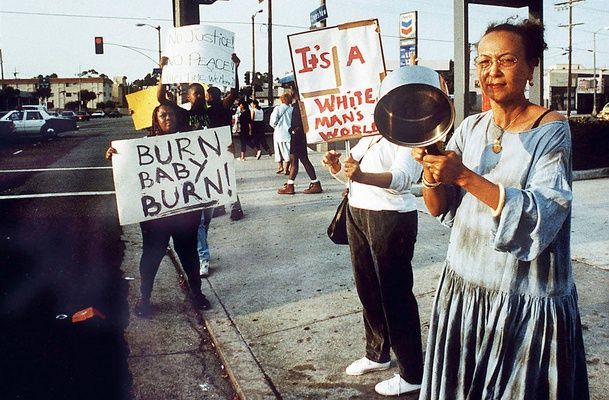 McKOY, Kirk. manifestantes após o veredicto do julgamento do caso Rodney King, L.A. /Protestors after the verdict on Rodney King's assault case, in Los Angeles, Los Angeles Times, 29 Abril/April,1992