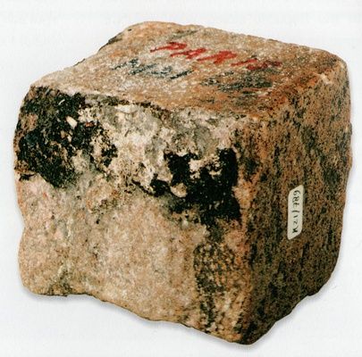 SANDERS, Huub. [2005] a stone thrown during the May Days of 1968, Paris in Images of aspiration / beelden van streven, Amsterdam Aksant, 2005. imagem/image 453 