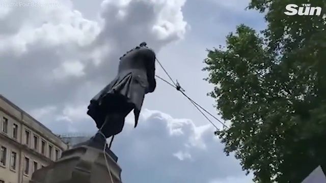 Black Lives Matter protesters pull down statue of Edward Colston before throwing it into river, Bristol Post:BPM Media/the Sun, video, 1:52 mins. [excerto/excerpt], 8 Junho/June 2020