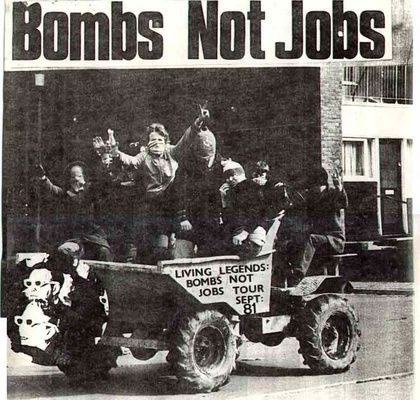 BONE, Ian. BOMBS NOT JOBS, cartaz de tounée da banda Living Legends/tour poster, Setembro/September 1981.
