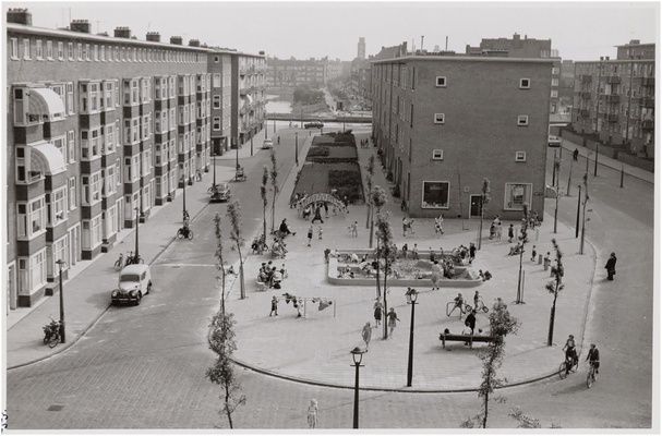 VAN EYCK, Aldo. Aldo van Eyck's playground at the Buskenblaserstraat in Amsterdam, fotografia/photo, 1947-78 