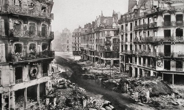 A rua de Rivoli depois dos confrontos e incêndios da Comuna de Paris/The rue de Rivoli after the fights and the fires of the Paris Commune. fotografia/photograph: Niday Picture Library/Alamy, autor desconhecido/unknown author, 1871