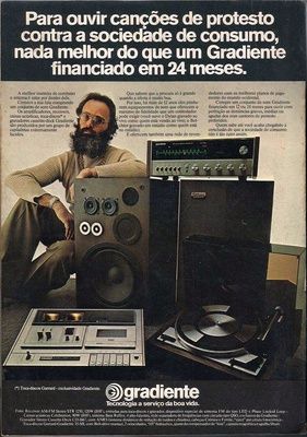 Para ouvir canções de protesto contra a sociedade de consumo, nada melhor que um Gradiente financiado em 24 meses/To listen to protest songs against the consumer society, there's nothing better than a Gradiente, paid in 24 monthly installments, anúncio da empresa Gradiente/advertisement, ca. 1970s