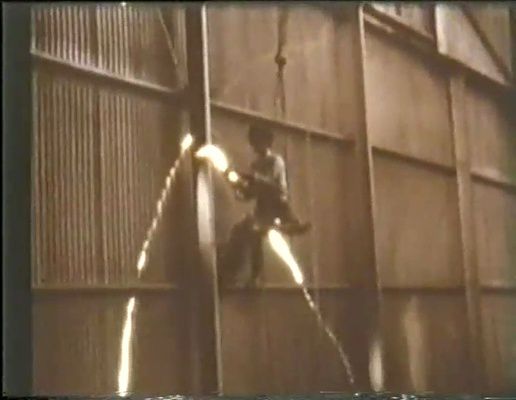 MATTA-CLARK, Gordon. Days' End, filme Super 8 transferido para vídeo/Super 8 film transferred to video, 01:29 min [excerto/excerpt], 1975