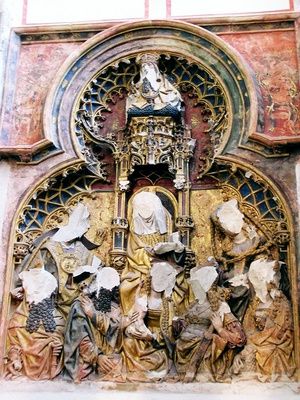 Relief statues in the Cathedral of Saint Martin, Utrecht, attacked in Reformation iconoclasm in the 16th century. imagem/photo: Arktos, 2003